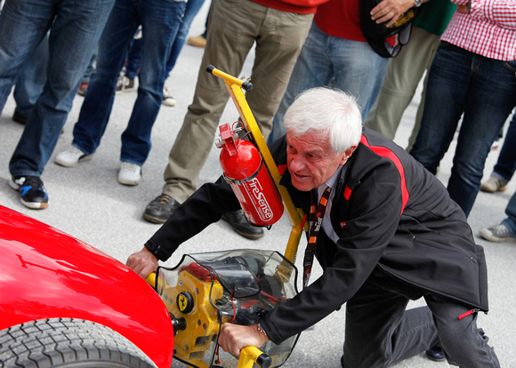 Helmut Zwickl beim Starten eines Ferrari-Rennwagens