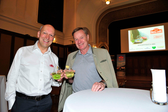 Michael Glöckner und Alois Guggi, Bürgermeister von Gröbming, stoßen mit einer alkoholfreien Erfrischung auf die Ennstal Classic 2016 an
