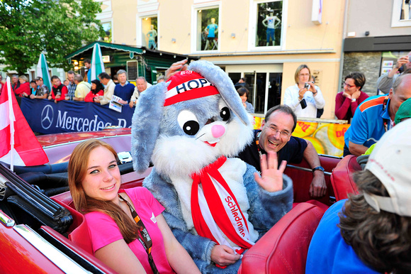 Hopsi, das Maskottchen der Schi-WM in Schladming, trifft im Chrysler mit Klaus Kröll in Schladming ein
