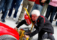 Helmut Zwickl beim Starten eines Ferrari-Rennwagens