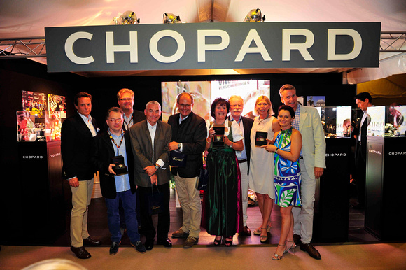 Die Epochensieger präsentieren stolz die gerade gewonnenen Chopard-Uhren, überreicht durch Mag. Thomas Koblmüller (li) und Silke Sautter (re)