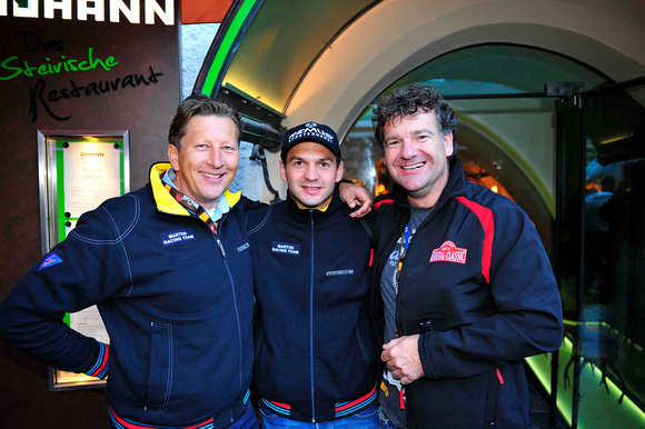 Richard Lietz, Porsche-Werksfahrer, mit Helmut Eggert (Porsche Österreich, li) und Georg Silbermayer